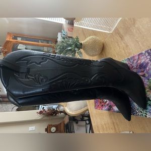 NWT Black cowgirl boots size 11